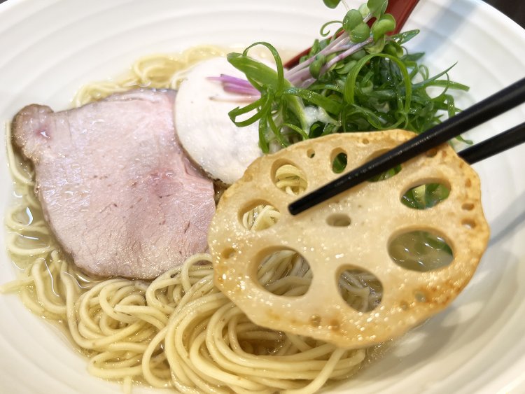 あっさり淡麗系のラーメンだけに甘みが強いレンコンのうまさが際立つ！