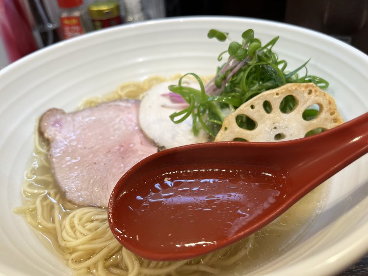 透明でキレイなスープは飲み干しても罪悪感ナシ。食後も喉が乾かなかったので確かに低塩分だと身をもって感じた。