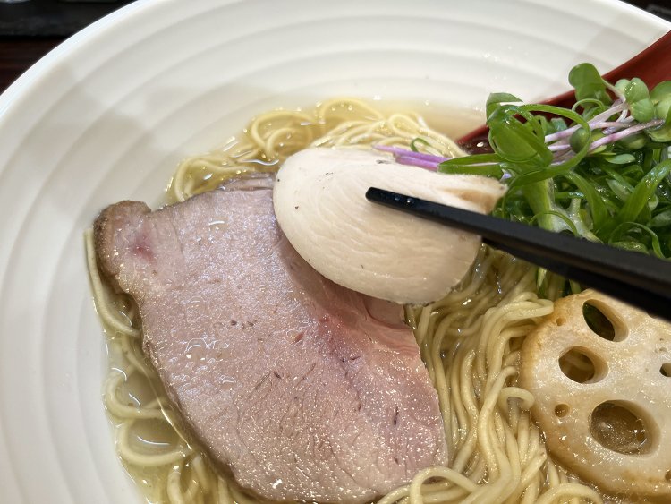しっとりしながらもふんわり食感の鶏ムネ肉と、脂少なめで肉々しい豚肩ロースのチャーシュー。素材本来の味がわかる。