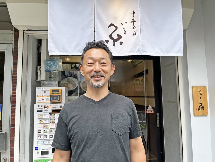 店主の熊谷佳一郎さん。これまでのさまざまな料理経験から編み出されたラーメンは、シンプルで繊細な味。