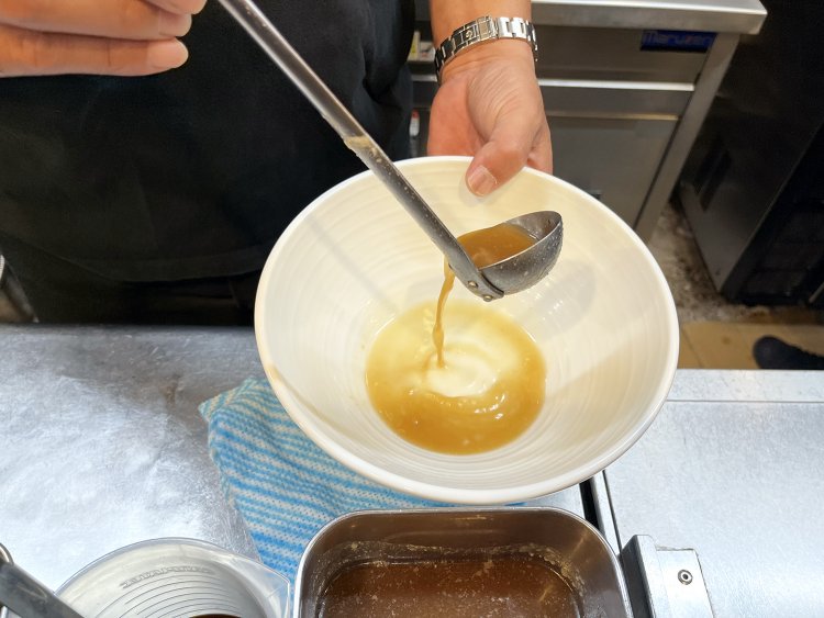 熊本産あさりと白醤油のかえしがどんぶりを支える味の司令塔だ。