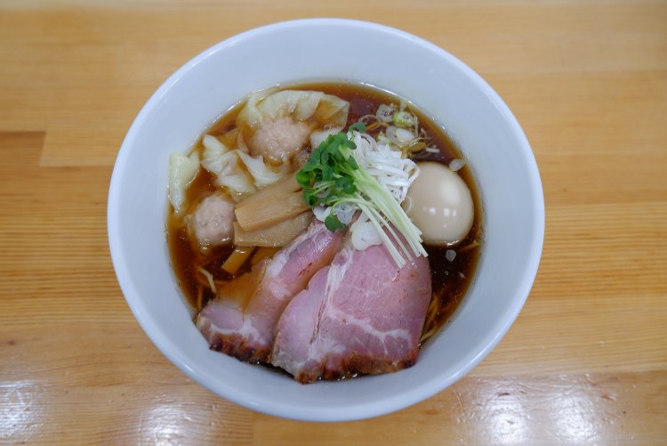 特製中華そば900円。