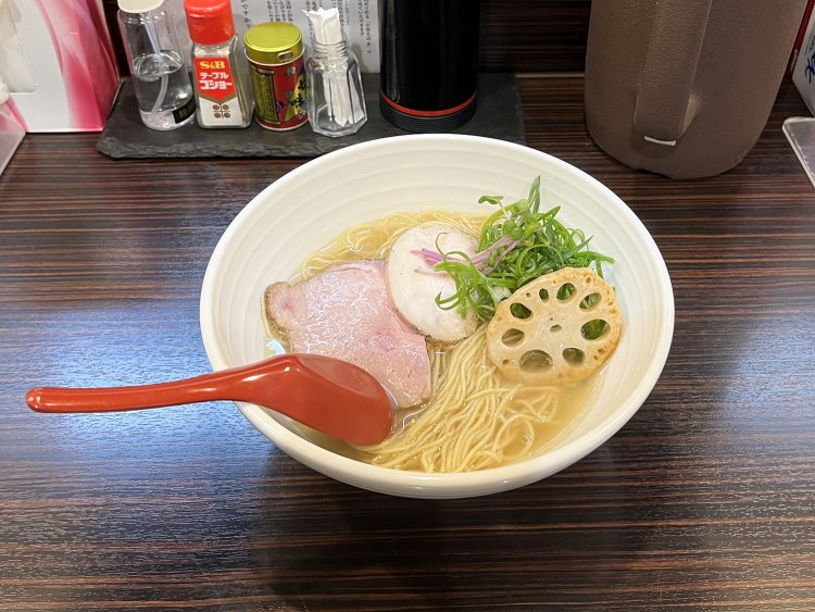 彩りも鮮やかな白糸中華そば800円。