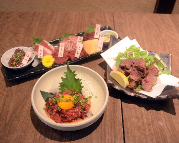 馬肉のユッケ、馬肉の唐揚げ、馬刺し7点盛り合わせ……とメニューは何から何まで馬肉オンリー！