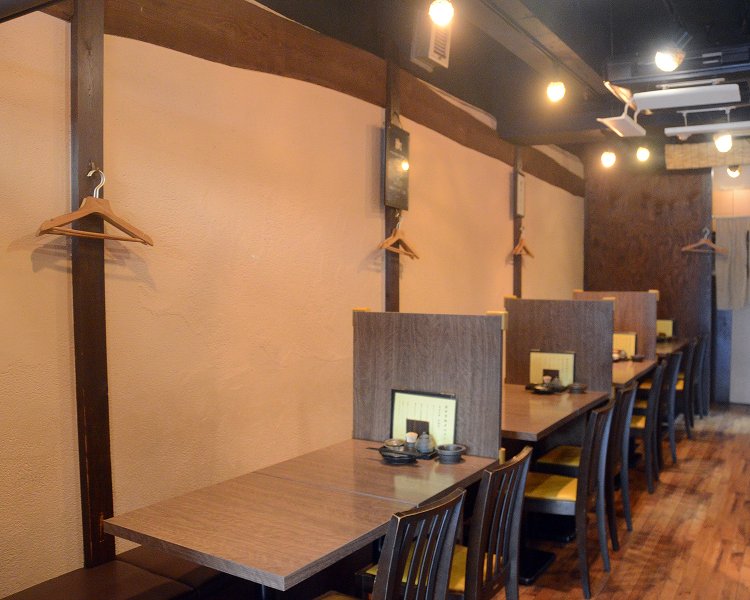店内は和風モダンな印象。テーブル席の他におひとりさまにもうれしいカウンター席、大人数で楽しめるボックス席なども用意されている。