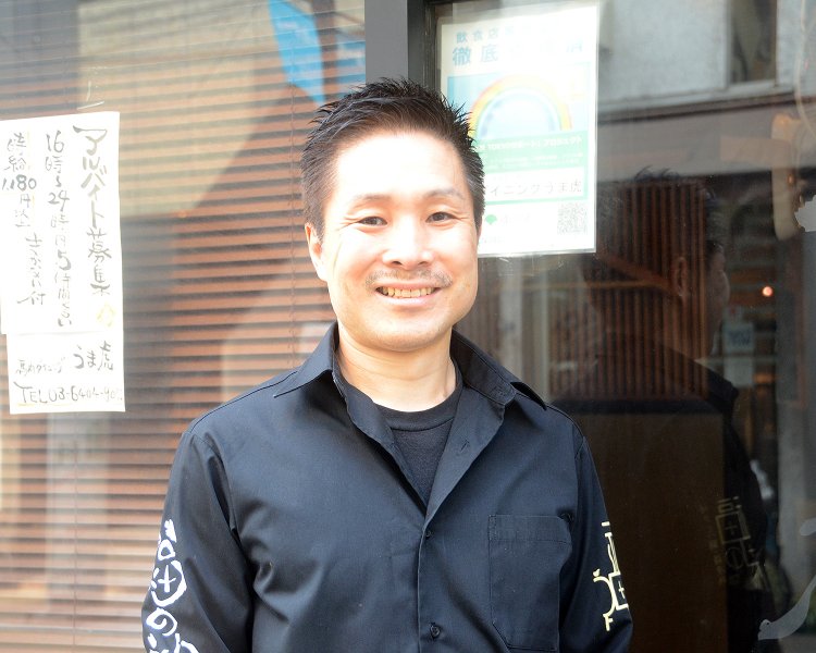店長の佐々木俊介さん。メニュー開発には余念がなく、暇さえあれば休憩時間に新メニュー開発にいそしむ。
