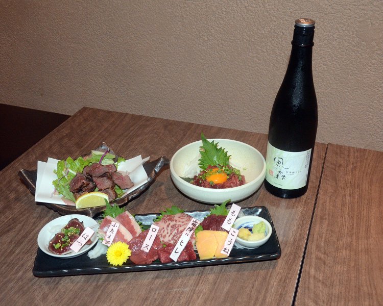 定番メニューからお店オリジナルのものまで、馬肉デビューにピッタリな料理を3品チョイス。「寒くなってくるとここに桜肉の鍋も入れてもいいかもしれませんね」と店長の佐々木さん。