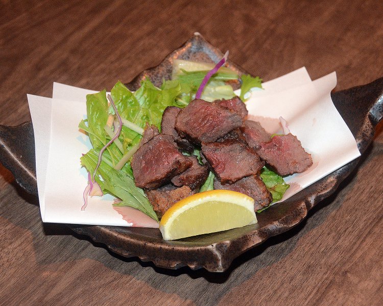 これぞ『うま虎』オリジナルの馬肉の唐揚げ858円。生でも食べれられるほど新鮮な赤身肉をレアで食べるのがオススメ。