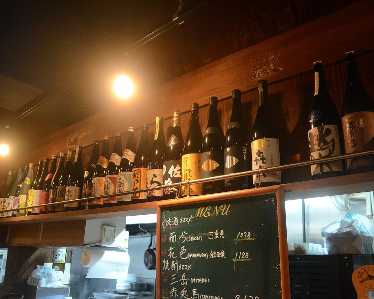 馬肉料理に欠かせないお酒も馬肉の本場である九州産の焼酎をはじめ、各地の名酒をズラリと揃えている。飲み比べるのも楽しそうだ。