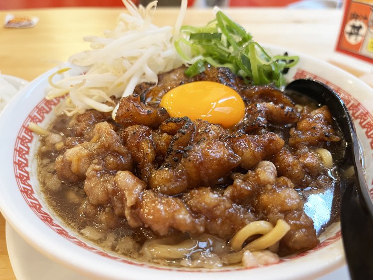 肉汁麺は肉の量により値段が変わる。130gで880円、200gで980円、270gで1080円、800gで2080円だ。