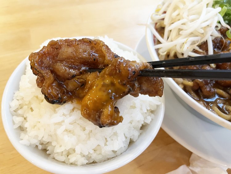 肉汁麺をご飯と一緒に食べるのが真骨頂。
