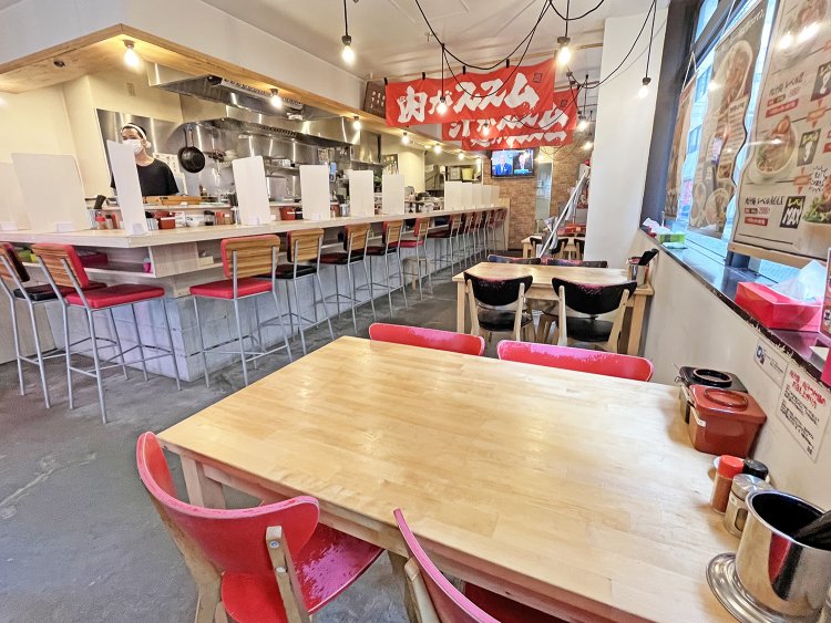 店内はカウンターとテーブル席。平日はサラリーマン、週末は地方からもお客さんがやってくる。