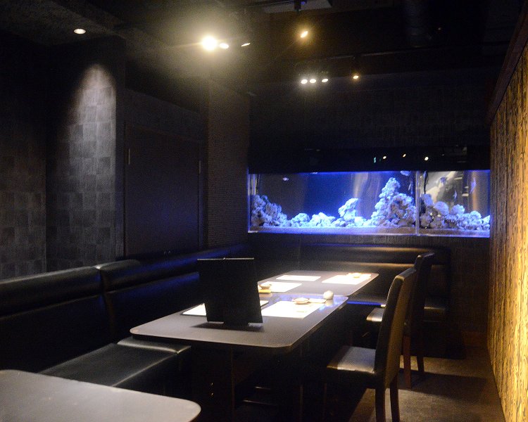 全部で100席ほどあるが、中でも人気なのはこの水槽のある個室。ソファ席なのもムードを高めてくれる。