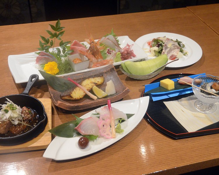 これがお店自慢のコース料理（6000円）。それぞれ季節の旬のものを取り入れるというコンセプトで季節ごとにメニューは変わる。