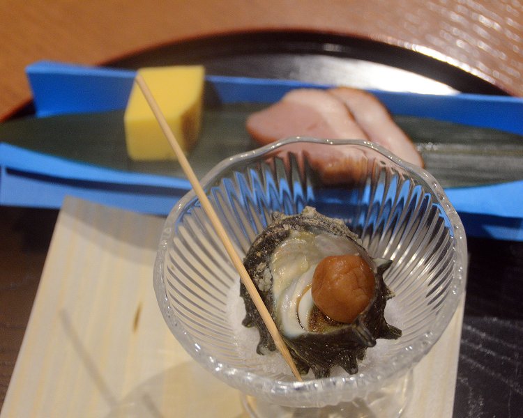 まずは前菜。合鴨のロースと卵のチーズ寄せ、そして姫サザエのつぼ焼きがうれしい。