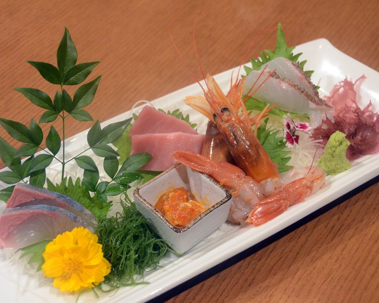 この日の刺身5点盛り。真ん中にある小鉢にはサーモンのピリ辛和えというオリジナルメニューが入っている。