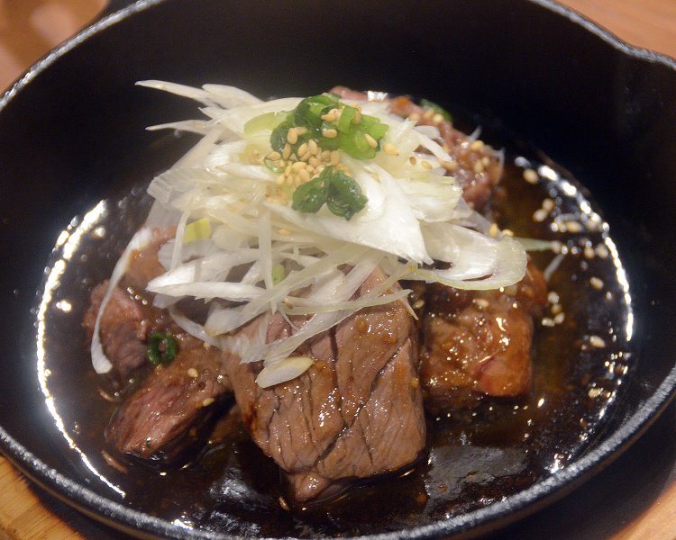 画力満点の黒毛和牛のステーキ。ソースの香りが食欲をそそる。