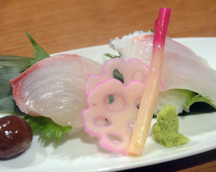 この日のご飯ものは真鯛とカンパチのてまり寿司。見た目にも美しい。