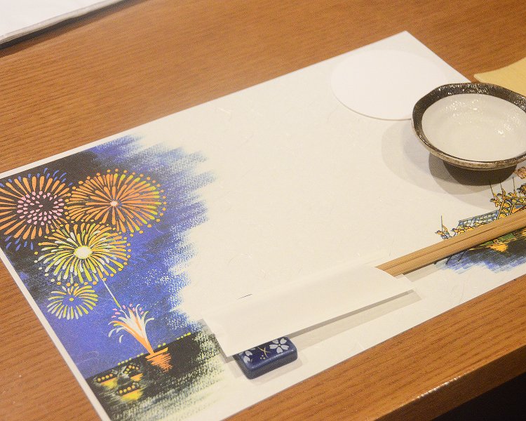 ひとりひとりの席に用意されているシートはその日ごとに変更されるこだわりぶり。この日は夏の花火大会をイメージしたものに。