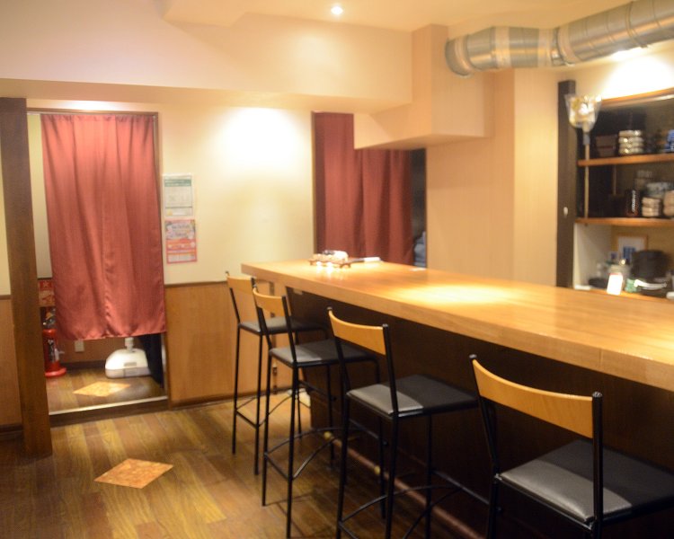 明るく広々とした店内はくつろげること間違いなし。カウンター席の他にテーブル席も用意されている。