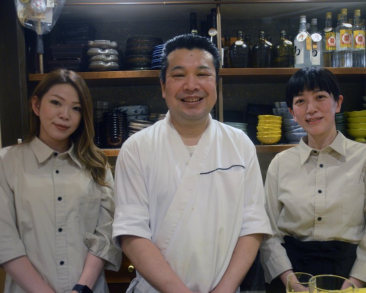 店主の田中大宣さん（中央）とスタッフの皆様。大勢のお客さんはもちろん、女性1人でも気軽に来やすいお店を目指しているとのこと。