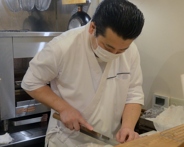 日本料理の職人歴30年以上というキャリアを誇る田中さん。ひとたびオーダーが入ると職人技がキラリと光る！