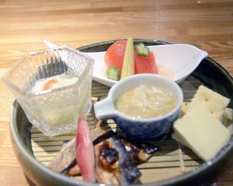 すべて手作りの五種盛り。この日のメニューはアユの一夜干し、トマトのおひたし、鱧の親子よせ、冷や汁（宮崎風）とナガイモそうめん、クリームチーズのみそ漬けと日本酒が飲みたくなるメニューばかり！