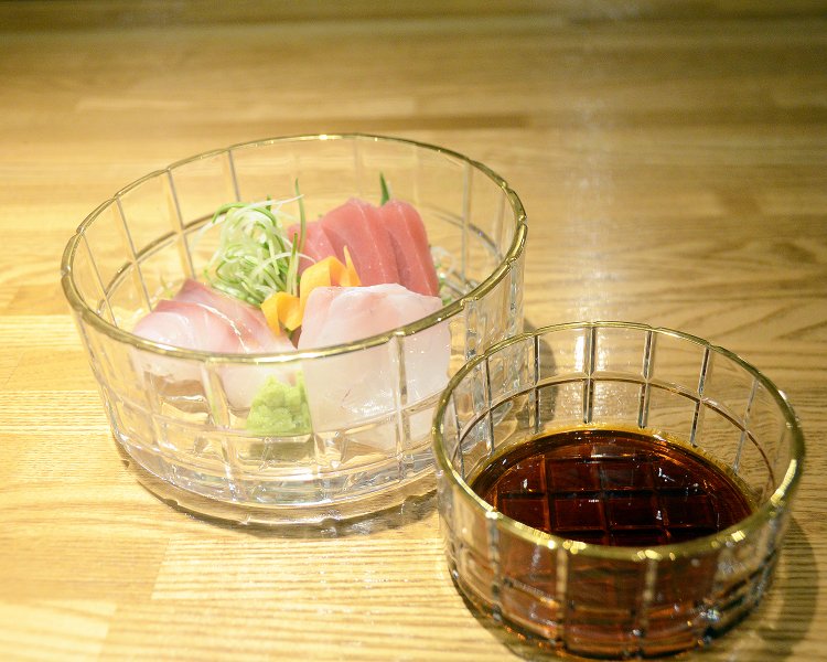 毎日、豊洲で卸したての鮮魚を使用しての刺身盛り合わせ。新鮮さではピカイチだ。