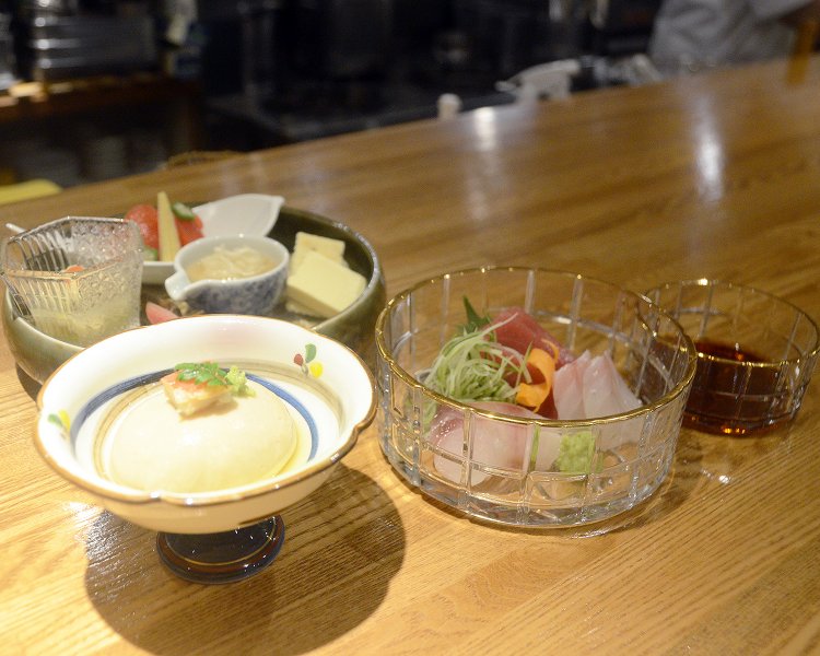 店主の田中さんのこだわりが存分に生きているお刺身盛り合わせと酒菜五種盛セット2500円・お通しの自家製胡麻豆腐付き。刺身以外はすべて手作りで職人としての実力が垣間見えます。