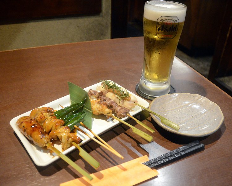 焼き鳥屋の要とも言える、串焼き6本セット880円。定番のももや皮をはじめ、ヘルシーなささみのやきとりまでバリエーション豊富。