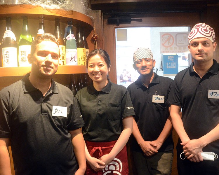 店長のタパさん（一番左）をはじめとしたスタッフの皆さん。和気あいあいとしていてチームワークは抜群だ！