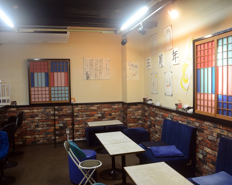 店内に入るとこんな感じ。意外なまでに開放感がある。