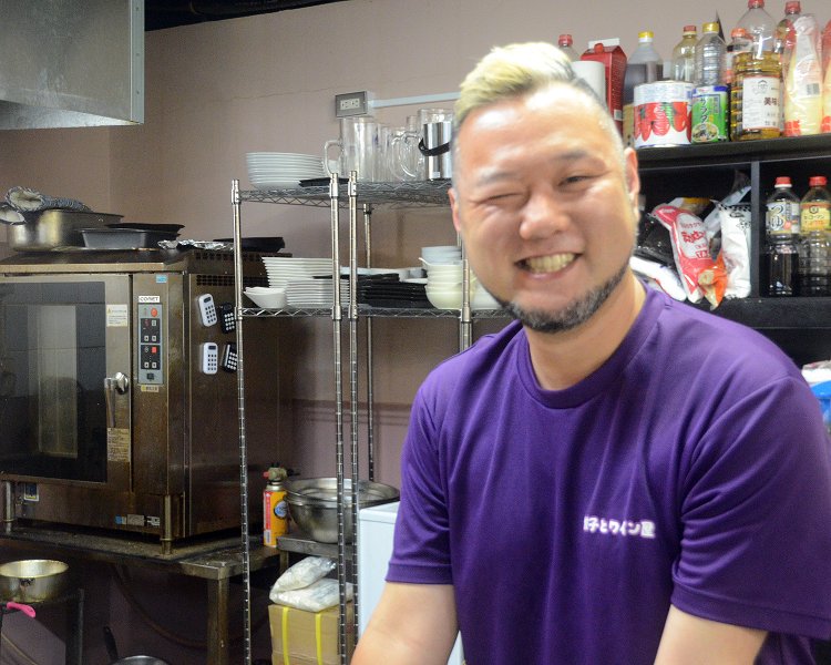 店主の渡辺譲さん。自身のキャリアを生かして作る創作洋食料理も人気。