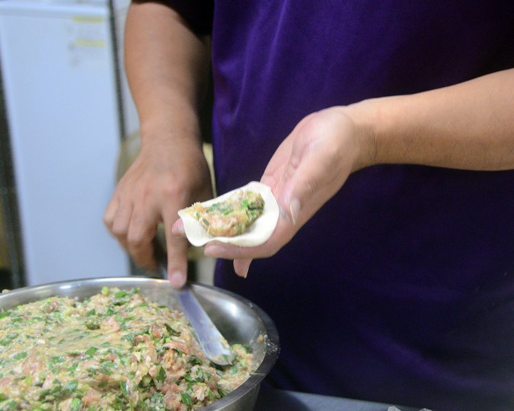 餃子づくりの様子をチェック！　女性客も多くやって来ることを考え、ニンニクなどの風味が強い食材は使っていない。