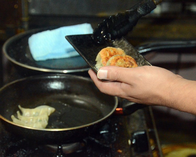 ほんのりきつね色になったところで完成！　店内に香ばしい匂いが漂ってくる……。