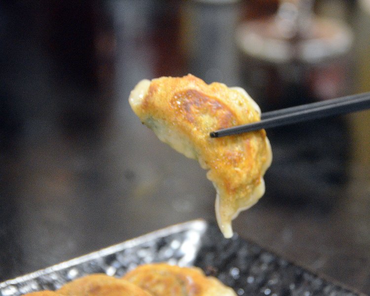 餃子の餡の材料は豚のあらびき肉、キャベツとニラと至ってシンプルなもの。それを独自の調合で混ぜ合わせることでパワフルな味わいに。