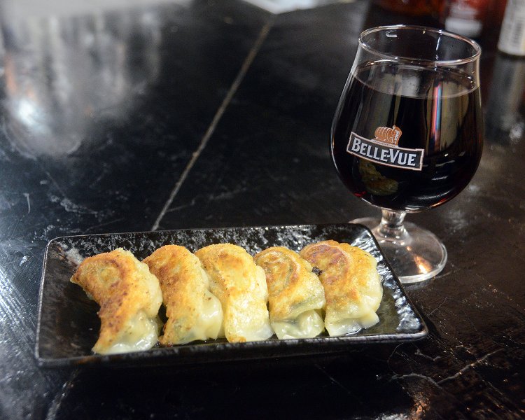 コスパ抜群のお店の看板メニュー焼き餃子5個230円～。ニンニク不使用の餡の効果もあり、赤ワインとの相性もバッチリ！