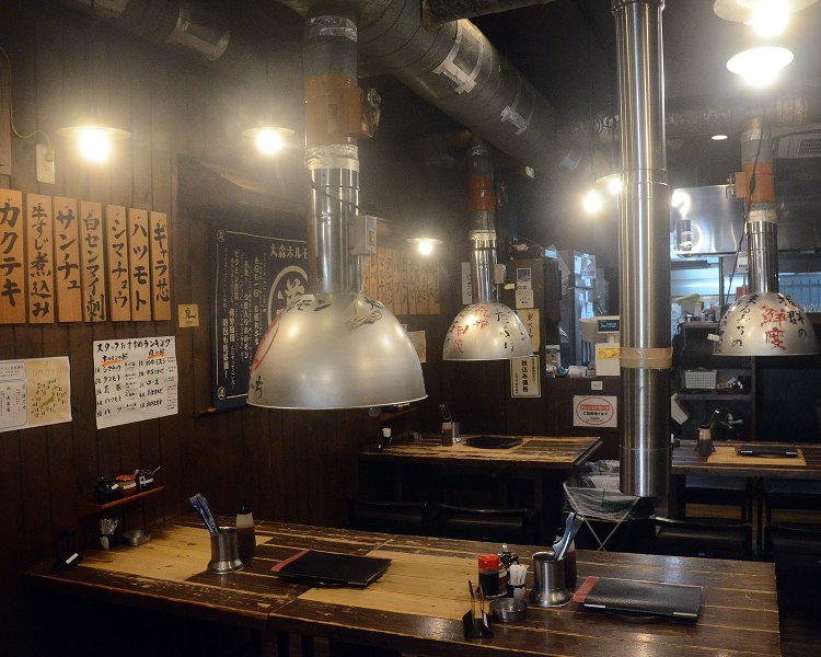 店内の様子はクラシカルな焼き肉屋といった雰囲気。煙がもうもうと立ち込める姿が早くも目に浮かぶ！