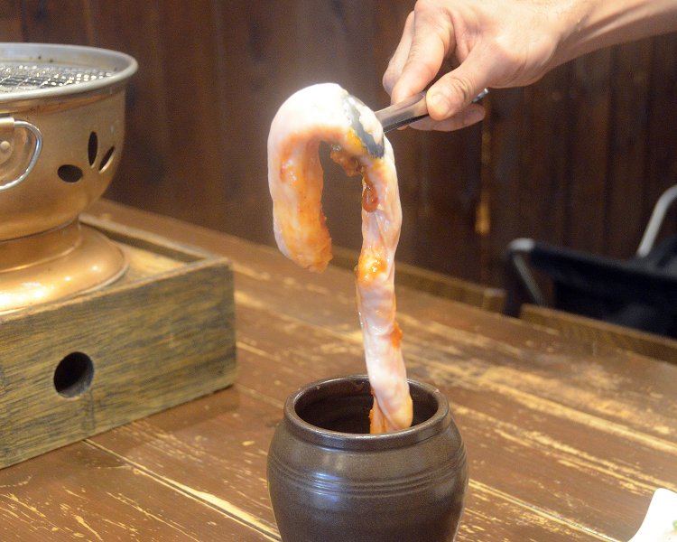 お店自慢のスーパーマルチョウ小・1990円。牛の小腸をカットせずにそのまま壺に入れて特製のタレに漬けこんである。