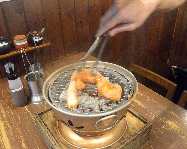 焼く時は豪快にマルチョウをそのまま網の上へ置くのがおいしく食べるコツ。