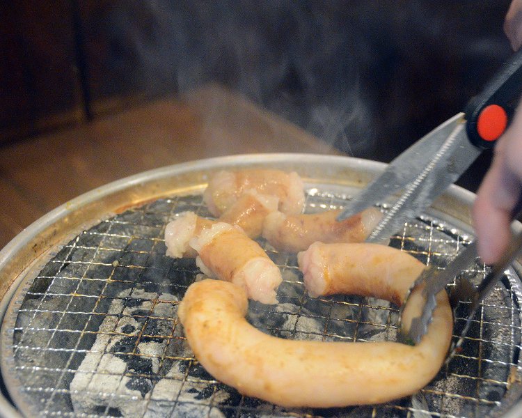 マルチョウが白から透明になってきたら食べごろ。はさみを使って食べやすいサイズにカットして最後の仕上げへ。