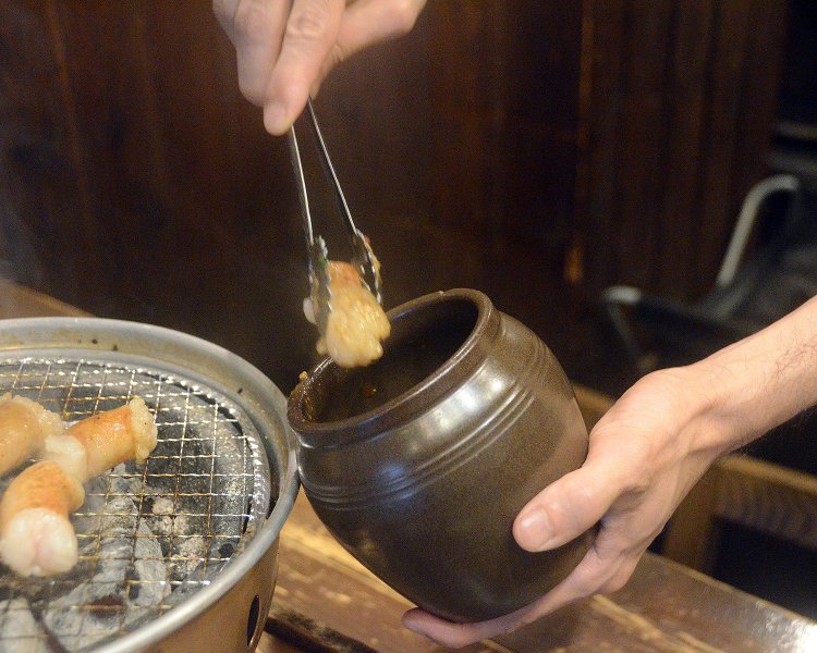 最後の仕上げがズバリこれ。もう一度壺に漬け直しタレを絡ませてから焼くと旨味がさらに増す。