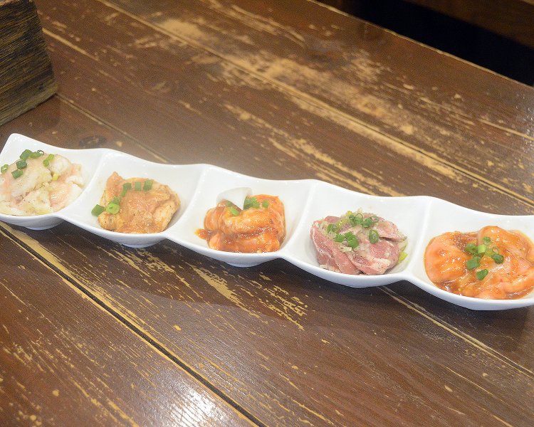 お酒のお供に人気のホルモン5種盛り。トントロやマルチョウなど人気部位が揃っているので、これから始めるのもありだ。