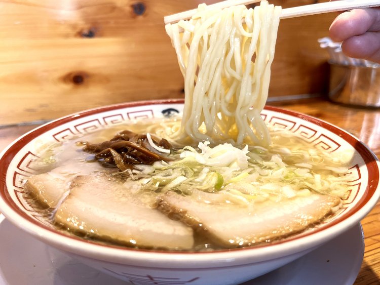 麺を持ち上げると、一気に吹き出す香りと湯気。すべて顔面で受け止めたい。