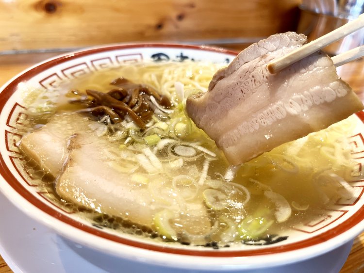 分厚くて大きめのチャーシューが3枚乗る。約半分は脂だが、口に入れるとすぐ溶けてあっさりと食べられる。