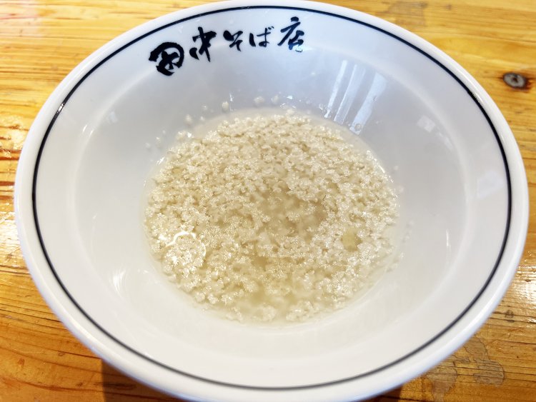 注文時にオーダーすれば無料で提供してくれる背脂。別盛りにしてくれるので、好きなタイミングでかけよう。