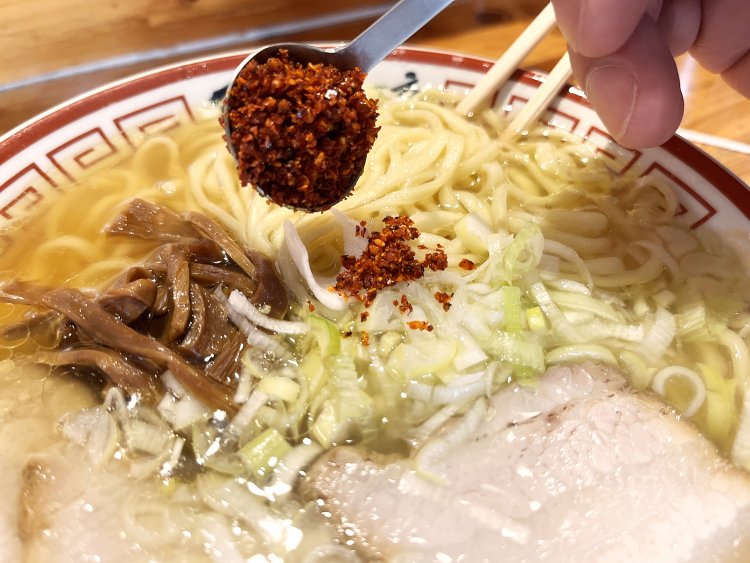 卓上にある香唐は、2種類の唐辛子と調味料を合わせたオリジナルの香辛料。