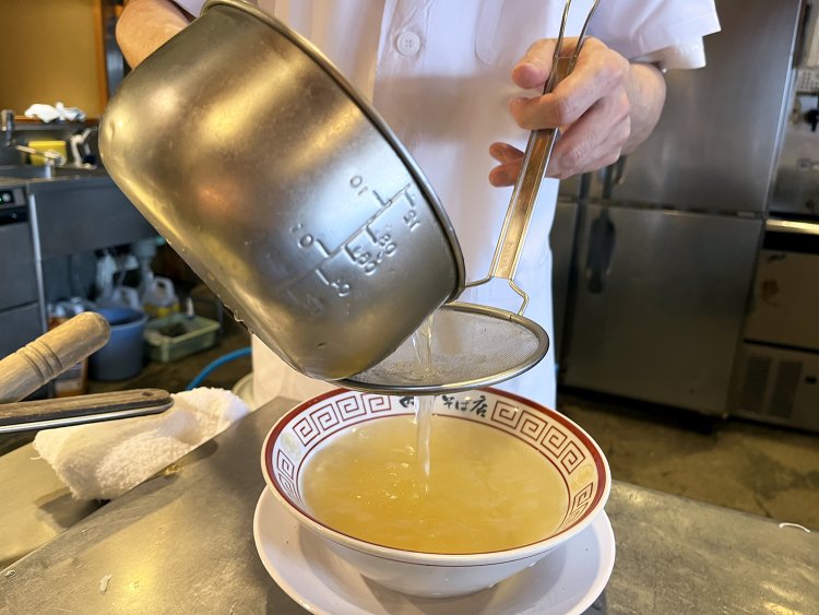 中華そばと人気の双璧をなす山形辛味噌らーめん以外は、こちらの清湯スープを使用する。