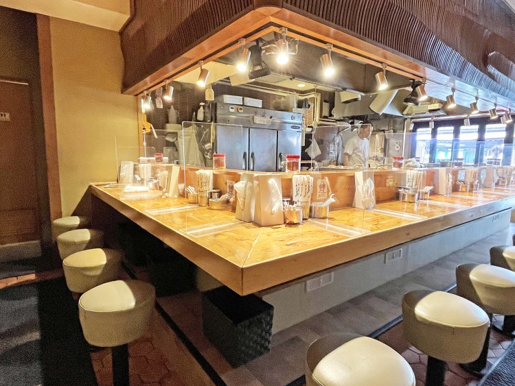 窓が広く、自然光がたっぷり注ぎ込む明るい店内。客席は15席のコの字カウンターのみ。