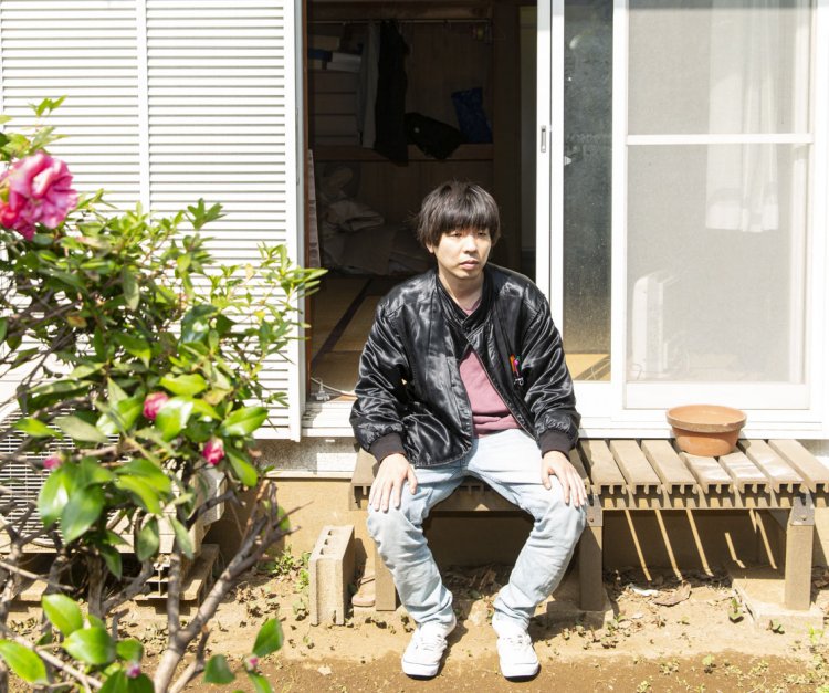 ふと目を覚ますと、カーテンの向こうで草刈りが始まっていた